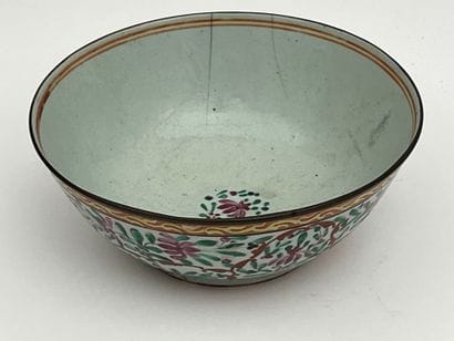 Coupe sur talon en porcelaine polychrome...