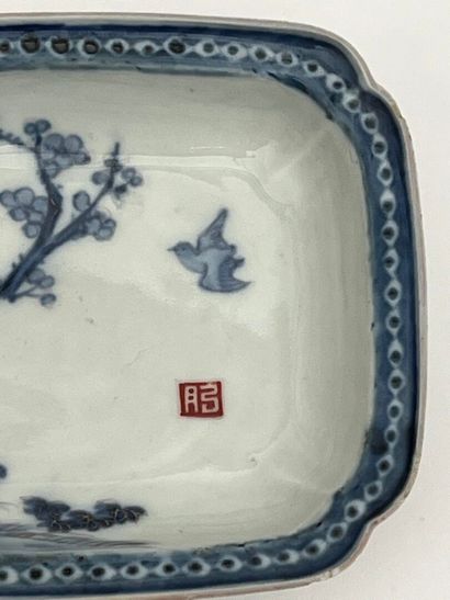 Coupelle polylobée en porcelaine camaïeu...