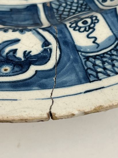Plat creux en porcelaine blanc bleu àb décor...