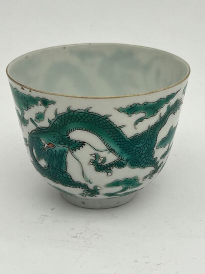 Petite coupe en porcelaine à décor de dragon...