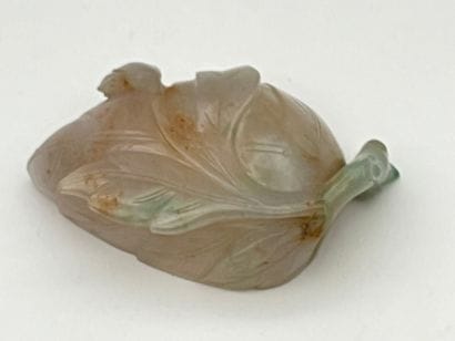 Godet de peintre en jadéite à décor de feuille.
Chine,...