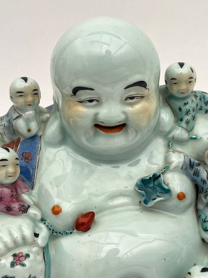 Groupe en porcelaine et émaux de la famille...