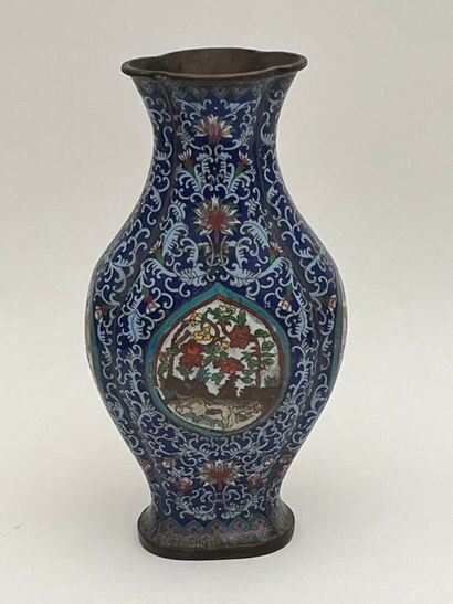 Vase polylobé en métal cloisonné, décor stylisé...