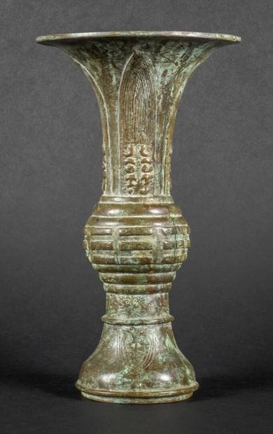 Vase en bronze patine verte à décor archaïsant....