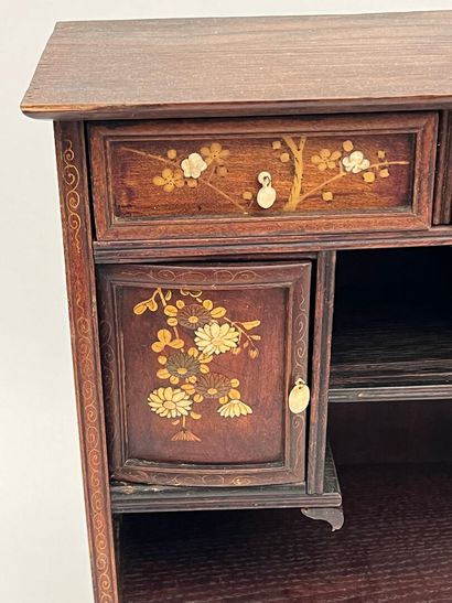 Cabinet de maîtrise en marqueterie de bois...