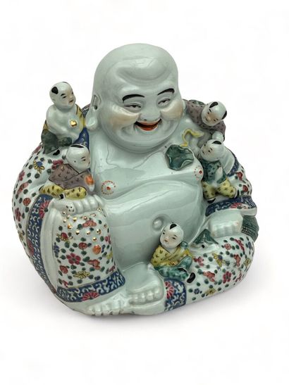 Groupe en porcelaine et émaux de la famille...