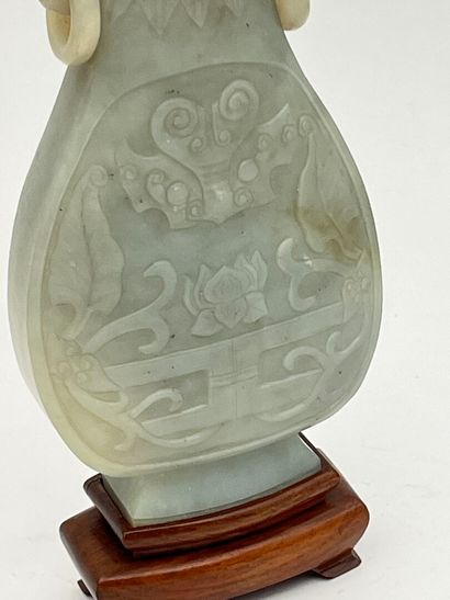 Vase hu couvert en jade céladon sculpté de...