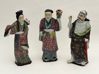 Trois sujets en porcelaine et émaux polychromes...