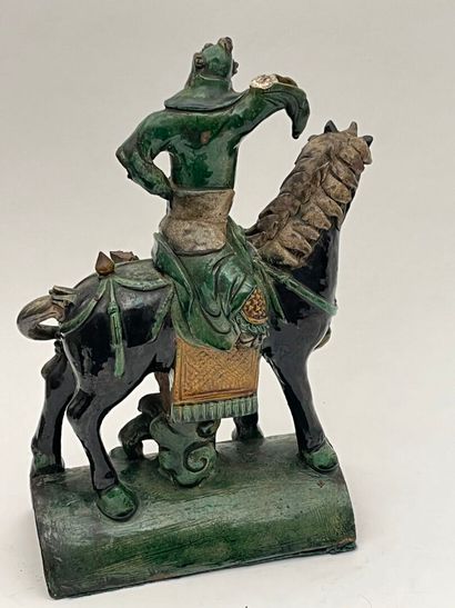 Tuile faitière en terre cuite émaillée sancai,...