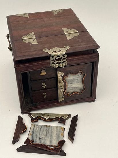 Coffret de voyage à bijoux en bois exotique.
couvercle...