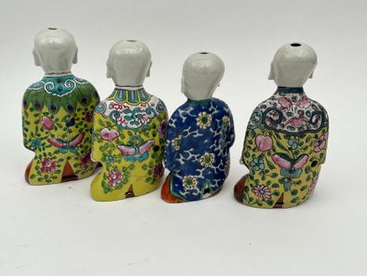 Ensemble de sept sujets en porcelaine polychrome...