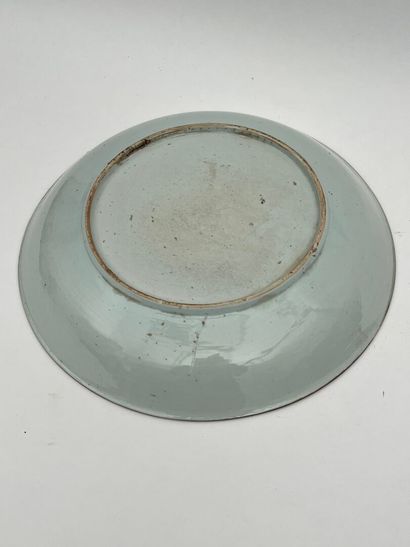 Plat rond en porcelaine polychrome à décor...