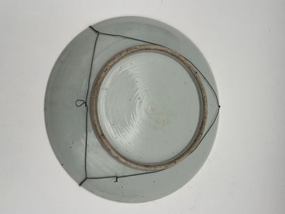 Deux plats en porcelaine et émaux polychromes...