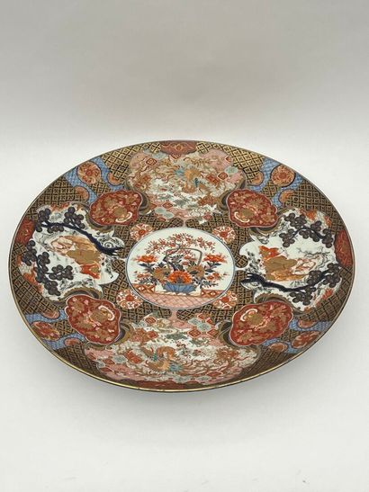 Important plat en porcelaine polychrome Imari,...