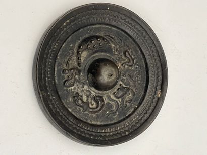 Ensemble comprenant quatre objets en bronze,...