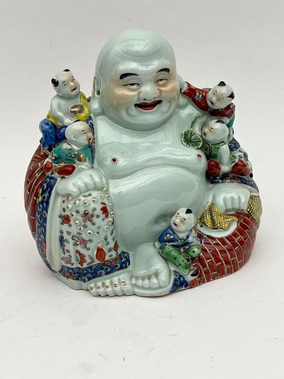 Groupe en porcelaine et émaux de la famille...