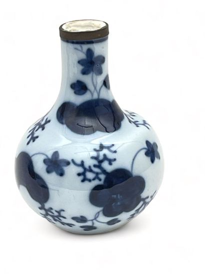Vase en porcelaine blanc-bleu.
Dans le gout...