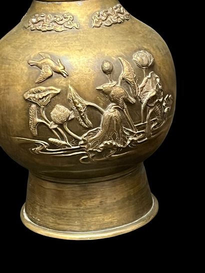 Vase en bronze dépatiné à décor en relief...