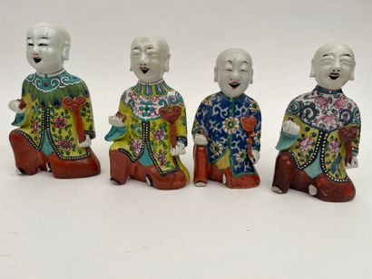 Ensemble de sept sujets en porcelaine polychrome...