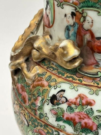Paire de vases couverts en porcelaine polychrome...