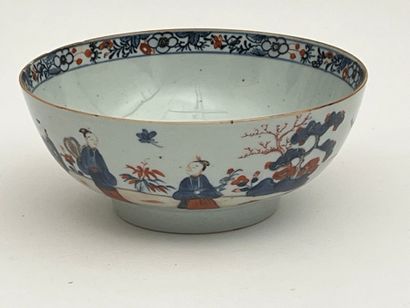 Coupe sur talon en porcelaine Imari polychrome...