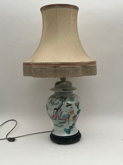 Vase balustre couvert en porcelaine et émaux...