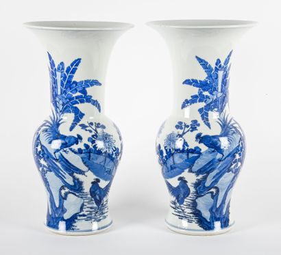Paire de vases cornets en porcelaine blanc-bleu...
