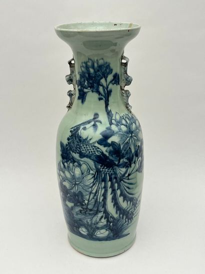Important vase en porcelaine de forme balustre,...
