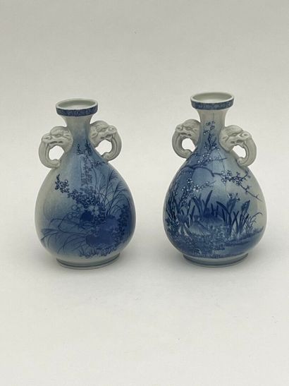 Paire de vases en porcelaine à décor de paysages...