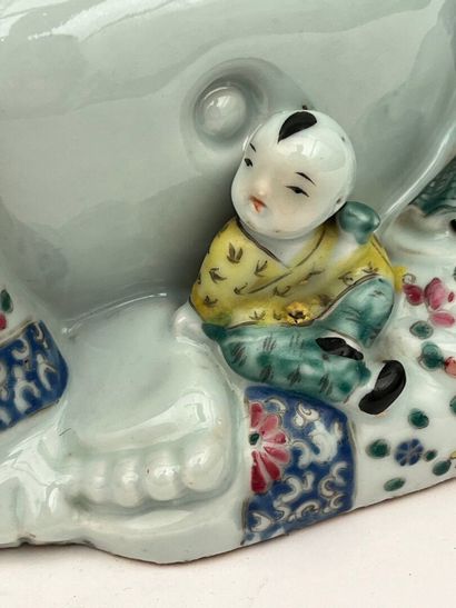 Groupe en porcelaine et émaux de la famille...