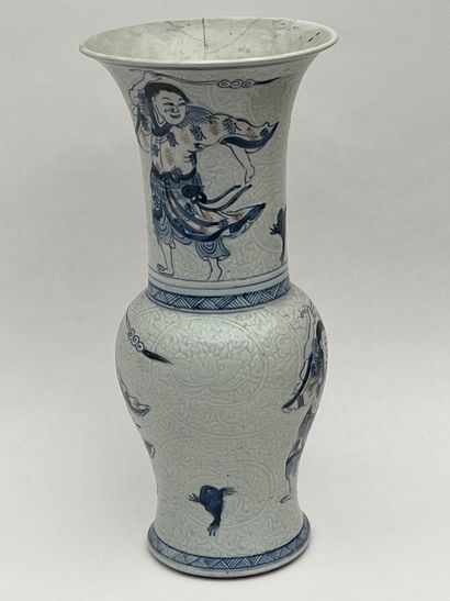 Vase cornet en porcelaine à décor de Liu...