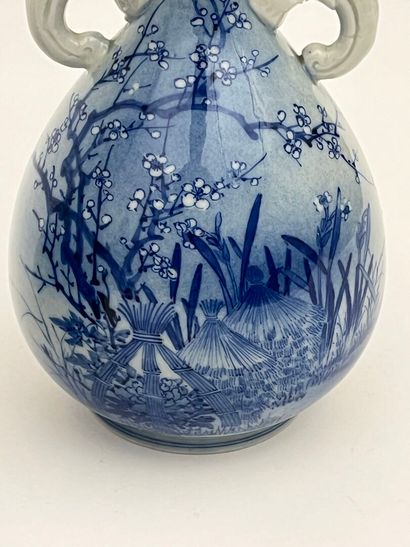 Paire de vases en porcelaine à décor de paysages...