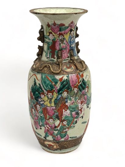 Vase en porcelaine polychrome de Nankin à...