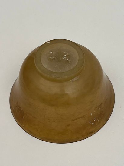 Coupe sur piédouche en serpentine.
Chine,...