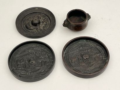 Ensemble comprenant quatre objets en bronze,...