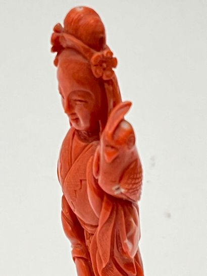 Statuette en corail rouge-orangé représentant...