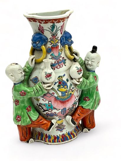 Vase d'applique en porcelaine et émaux de...