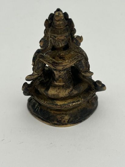 Statuette en bronze doré représentant Amitayus...
