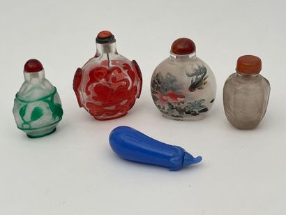 Ensemble de cinq flacons tabatières en verre...