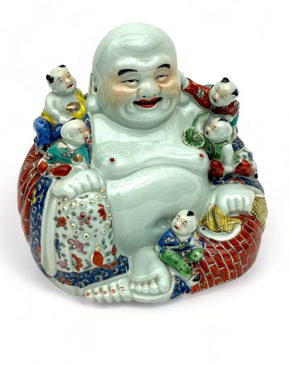 Groupe en porcelaine et émaux de la famille...
