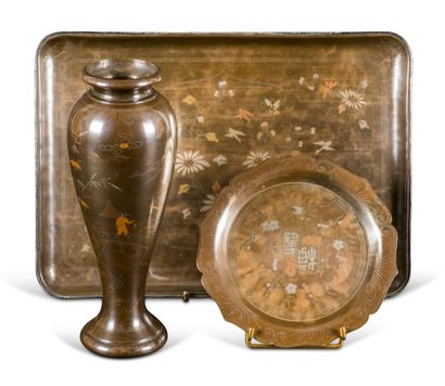 Ensemble d'éléments en bronze dont :
- Vase...