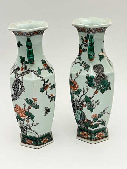 Paire de vases à panses hexagonales en porcelaine...