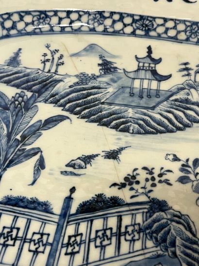 Deux plats octogonaux en porcelaine blanc-...
