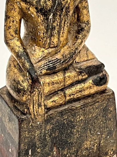 Bouddha en bois doré, prenant la terre à...