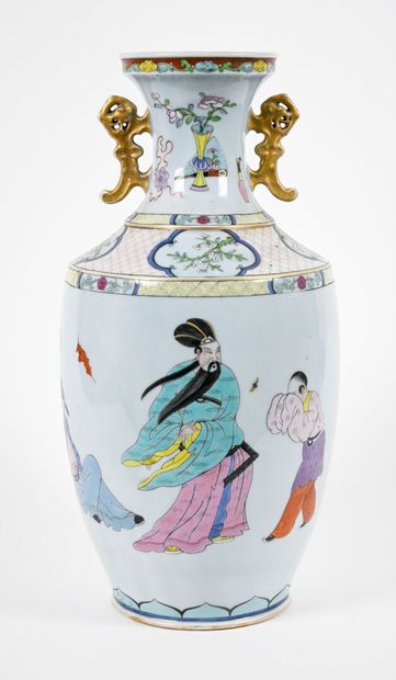 Vase de forme balustre en porcelaine polychrome...