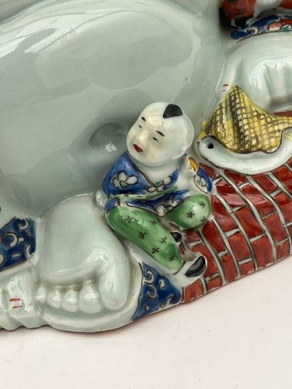 Groupe en porcelaine et émaux de la famille...