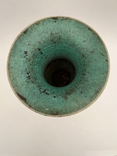 Vase en porcelaine et émaux à décor de motifs...