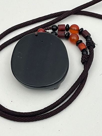 Collier pendentif en pierre dure noir à l'imitation...