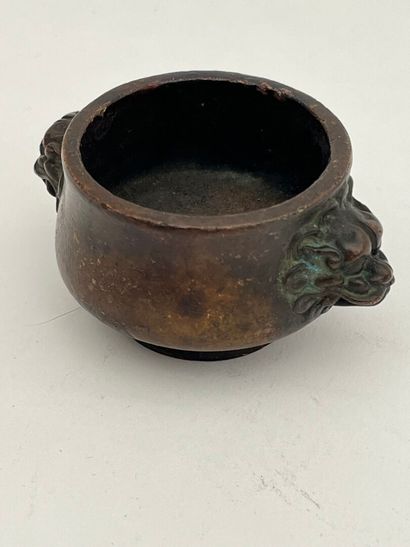 Ensemble comprenant quatre objets en bronze,...