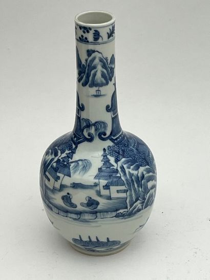 Vase bouteille en porcelaine bleu blanc à...